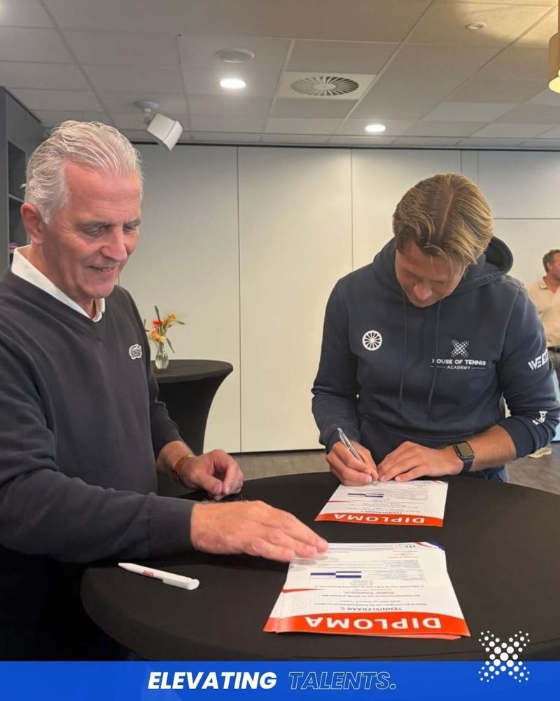 Wesley Nieuwendijk tekent zijn KNLTB C-diploma