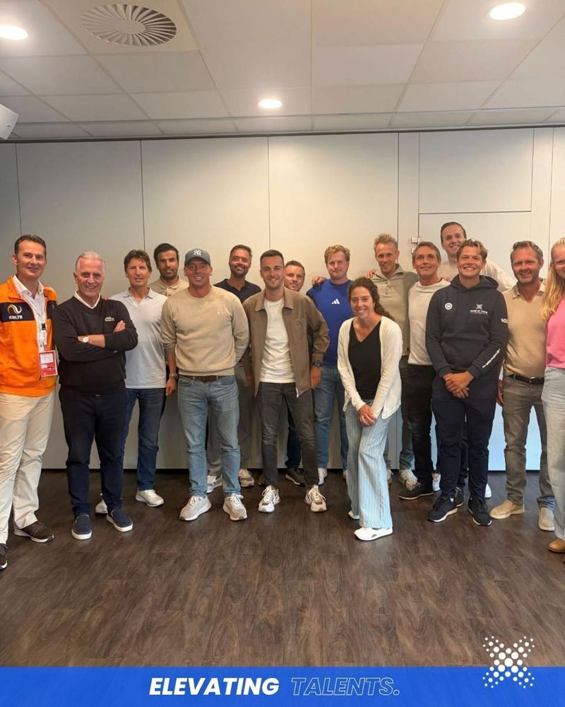 Wesley Nieuwendijk met de geslaagde coaches van de KNLTB C-opleiding